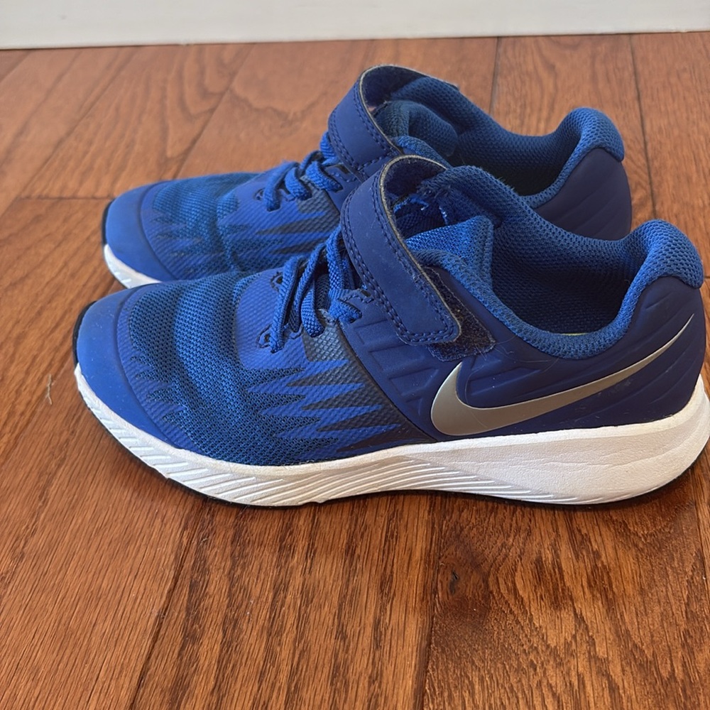 Nike boys blue shoes size 1Y Velcro top